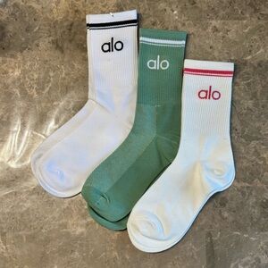 New Women’s Alo Socks
New with tags in its packaging 
3 pairs 
Fits sizes 6-11